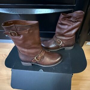 Frye Veronica Short in Redwood Brand New